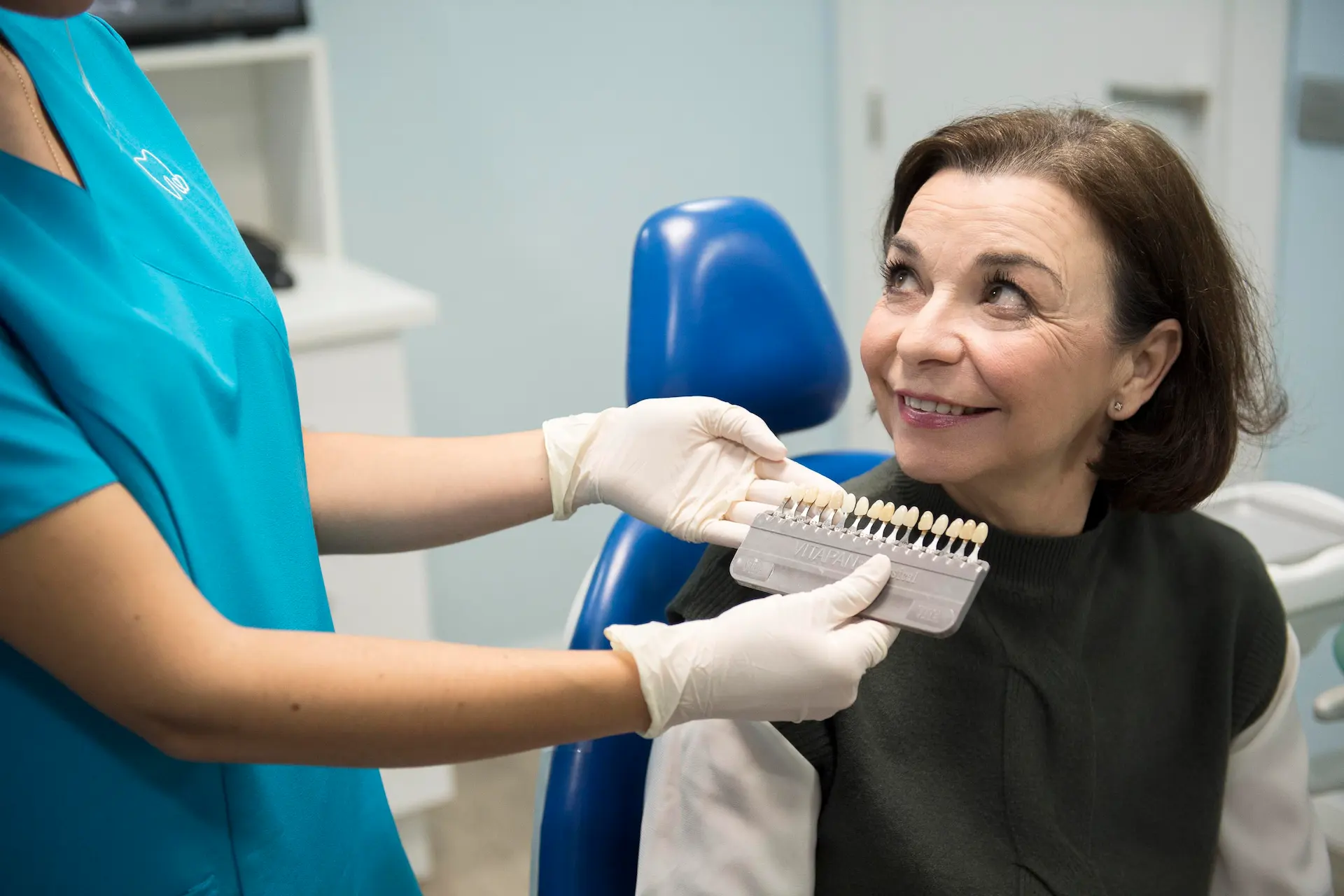 Seleccion del tono de unas carillas dentales con guia de color en la Clinica Dental Marilo Puchol